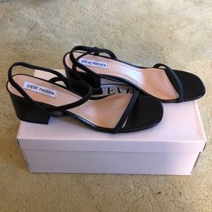 🖤🤍BRAND NEW STEVE MADDEN BLACK SANDALS🤍🖤
